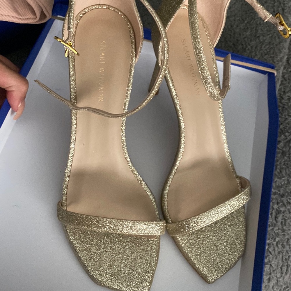 Amelina Ankle Strap Stiletto Sandal
STUART WEITZMAN Gold size 7
